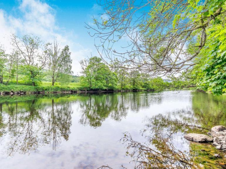 3 Bedroom Luxury Home, Hot Tub, Stunning Views Of Killin, Sitting On The River Dochart Экстерьер фото