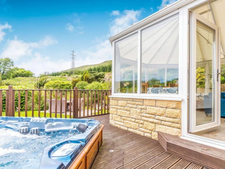 3 Bedroom Luxury Home, Hot Tub, Stunning Views Of Killin, Sitting On The River Dochart Экстерьер фото