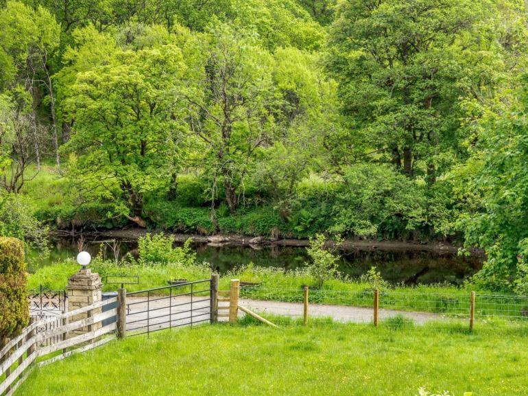 3 Bedroom Luxury Home, Hot Tub, Stunning Views Of Killin, Sitting On The River Dochart Экстерьер фото